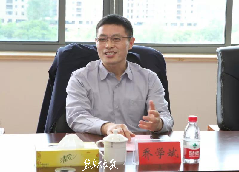 江苏医药职业学院院长乔学斌讲话院长计成阜向与会人员做医院情况