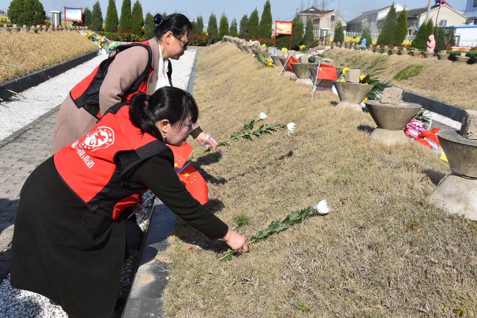 祭扫烈士陵园缅怀革命先烈