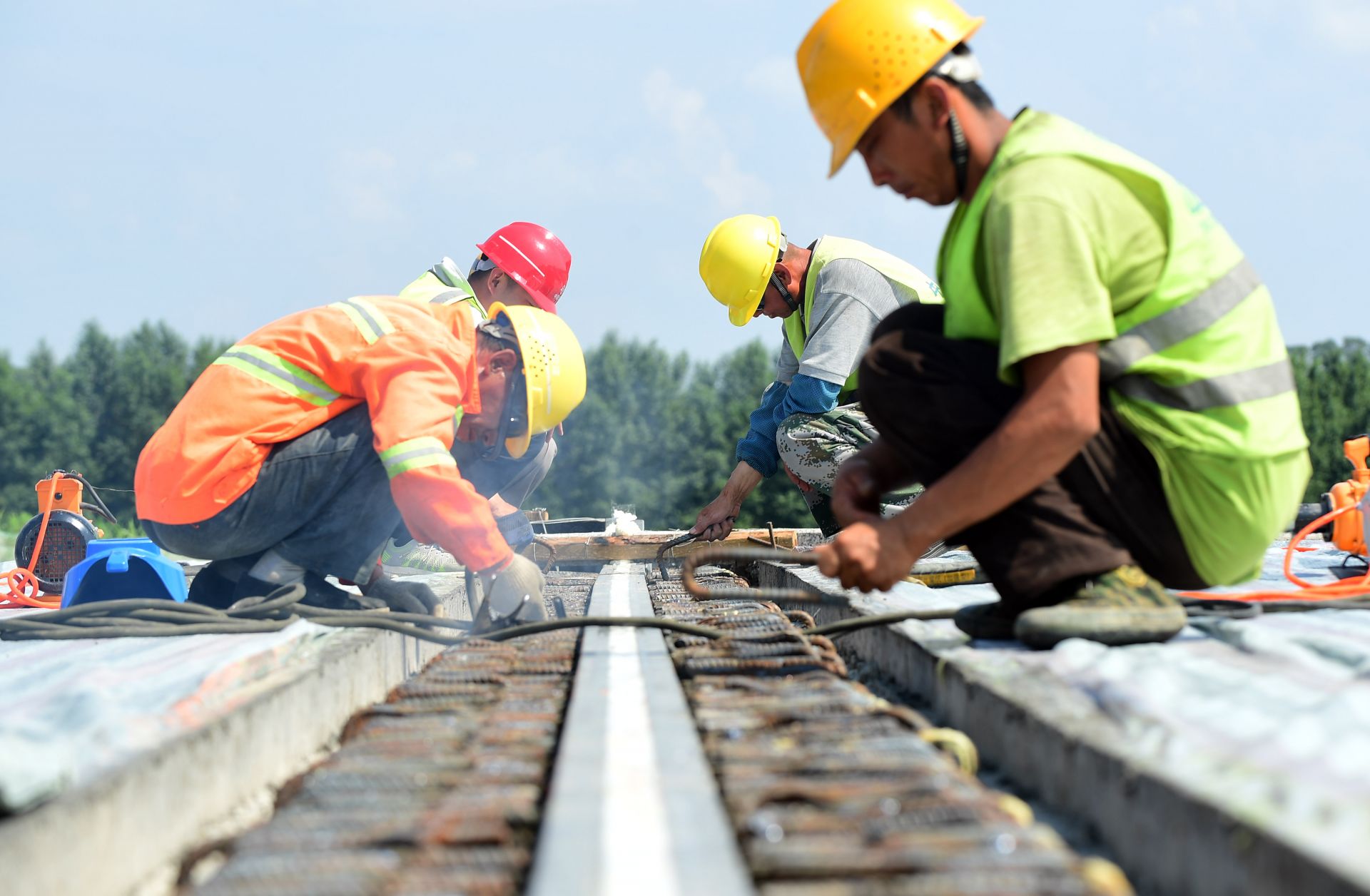 高温下的筑路工人