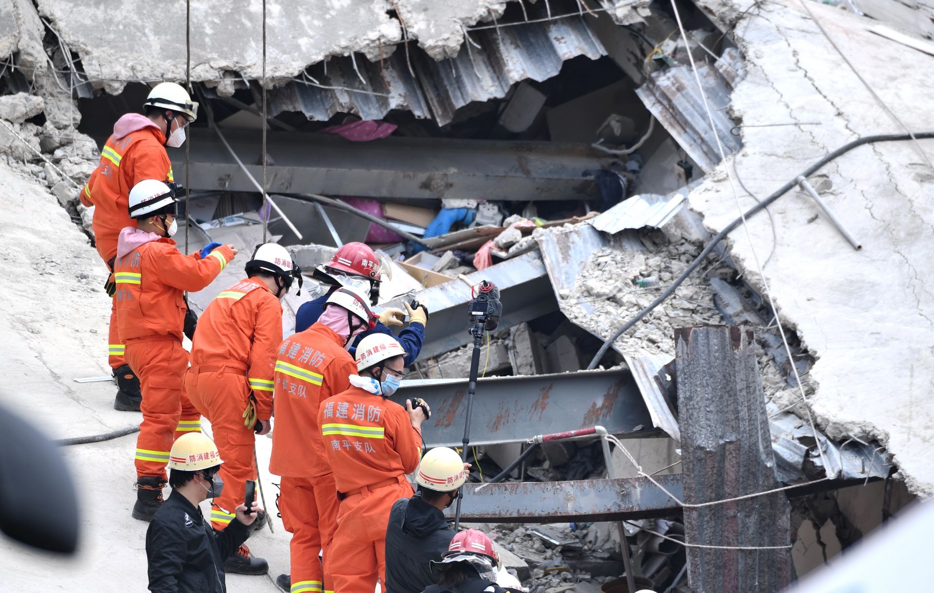 福建泉州一酒店坍塌事故已致11人死亡21人仍在搜救中