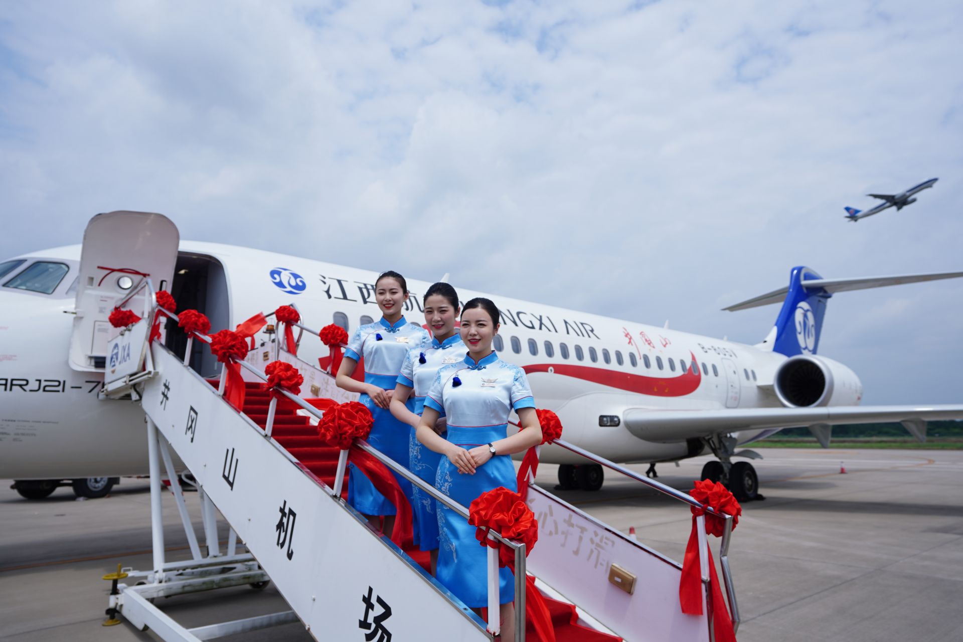 江西航空首架国产支线飞机arj21完成首航