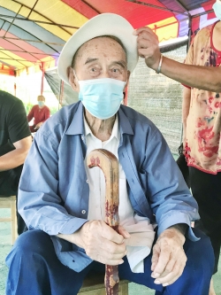 濱淮鎮：百歲老人助戰疫，爭打疫苗做核酸
