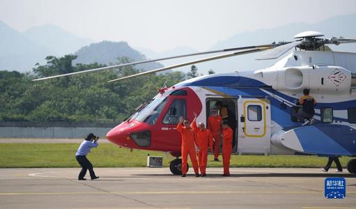 “吉祥鸟”AC313A大型民用直升机成功首飞