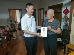 文峰街道西苑社區為退休黨員“送學上門”