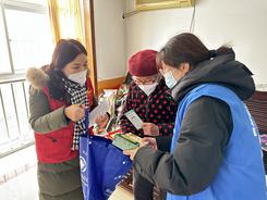 五星街道雅和社区给老人送爱心包