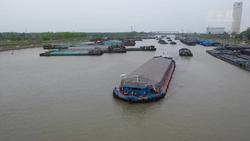 江苏扬州：水上春运繁忙 船头飘出年味
