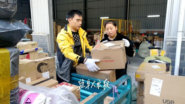 崔雷和妻子在往车上码货.