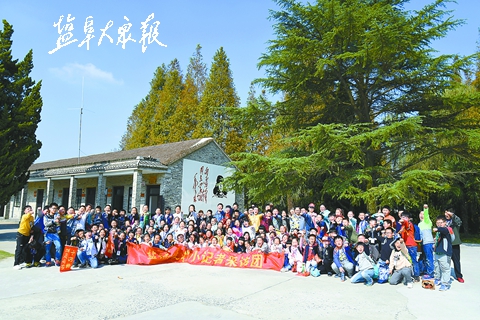 名小记者走进油麻地小学,采访了该学校当年的学生和继桑乔之后的下一