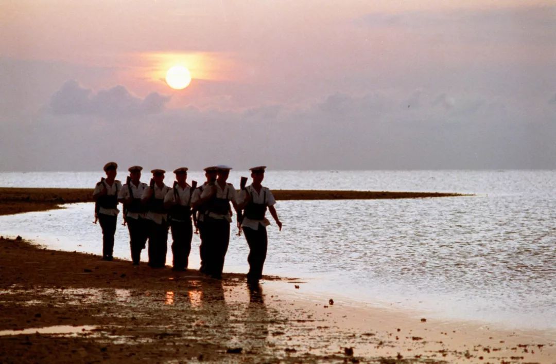 晚霞辉映下,水兵们巡逻在西沙群岛.