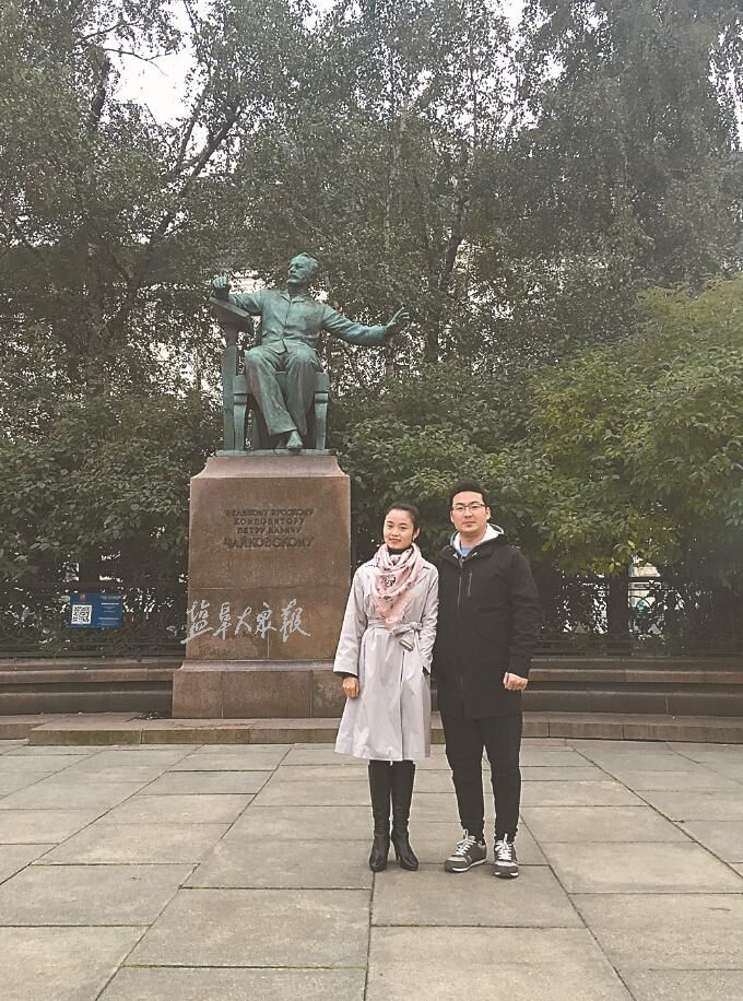 郭婷婷和王鹏(右)在莫斯科合影.