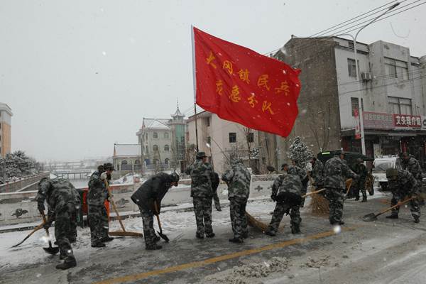 突擊清掃路橋面積雪;與此同時,該鎮還對境內s229寧鹽公路,s29寧靖