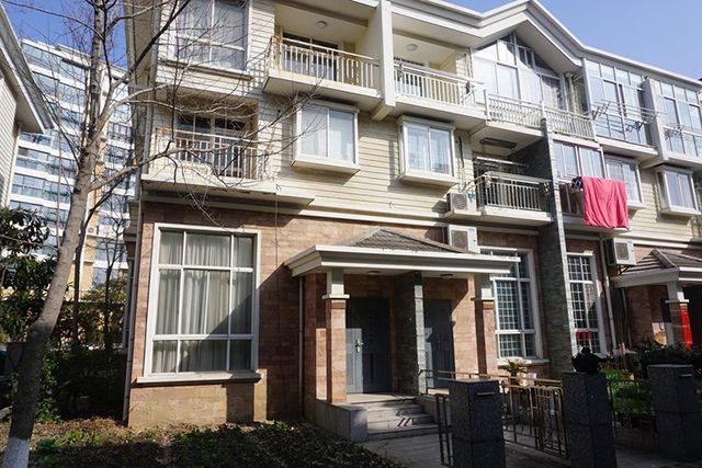 盐城市盐都区青年西路50号八菱华庄25幢e室一,拍品简介3八菱华庄别墅