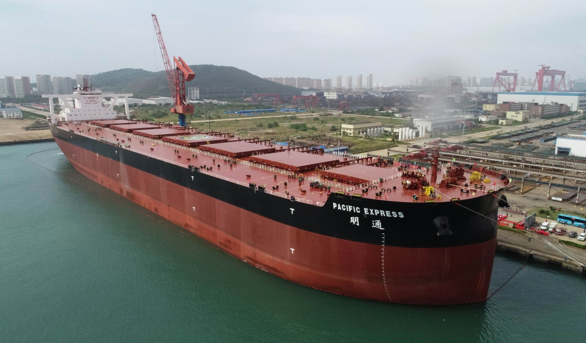 中国超大型矿砂船交付使用