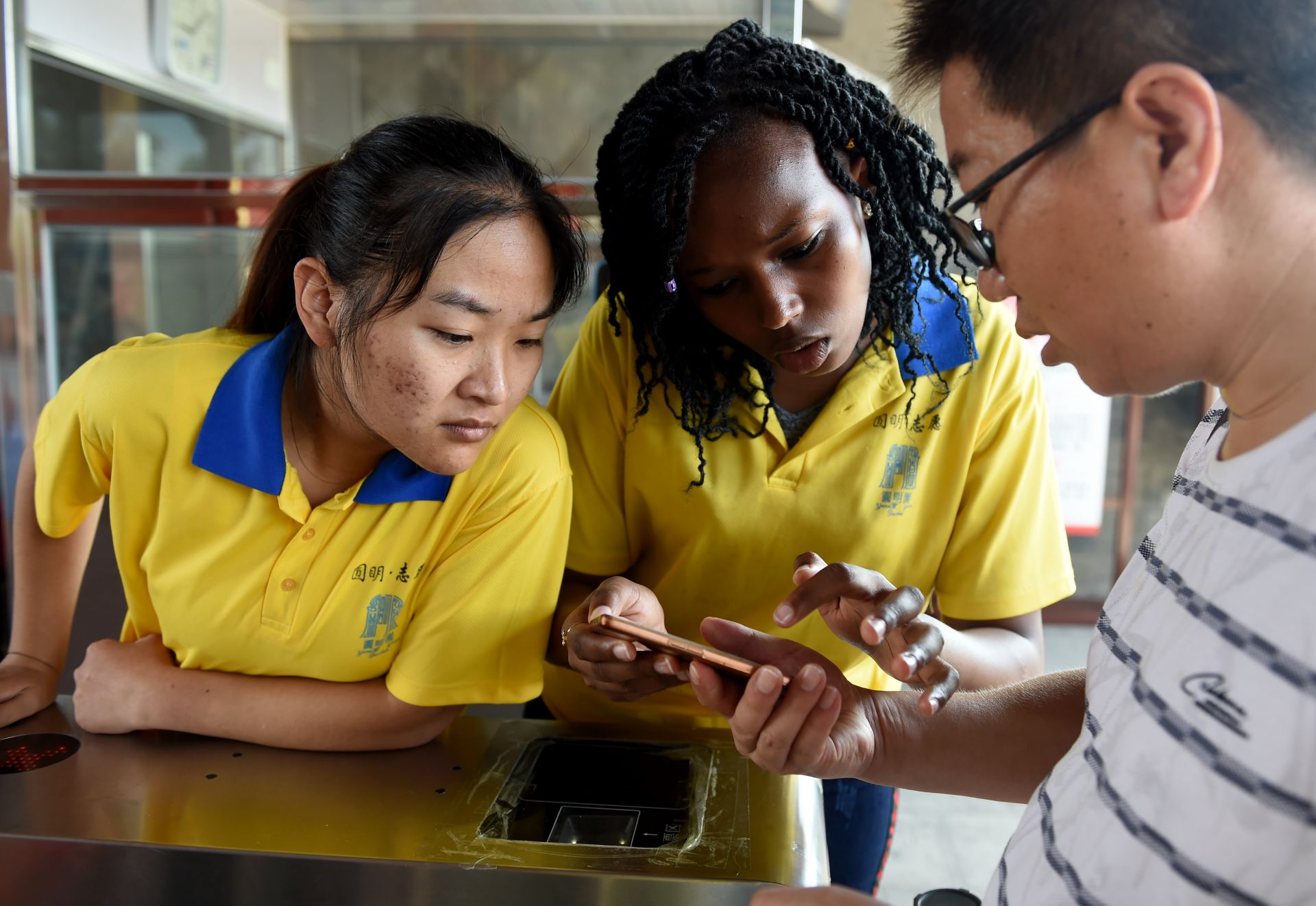 非洲留学生在圆明园开展志愿服务