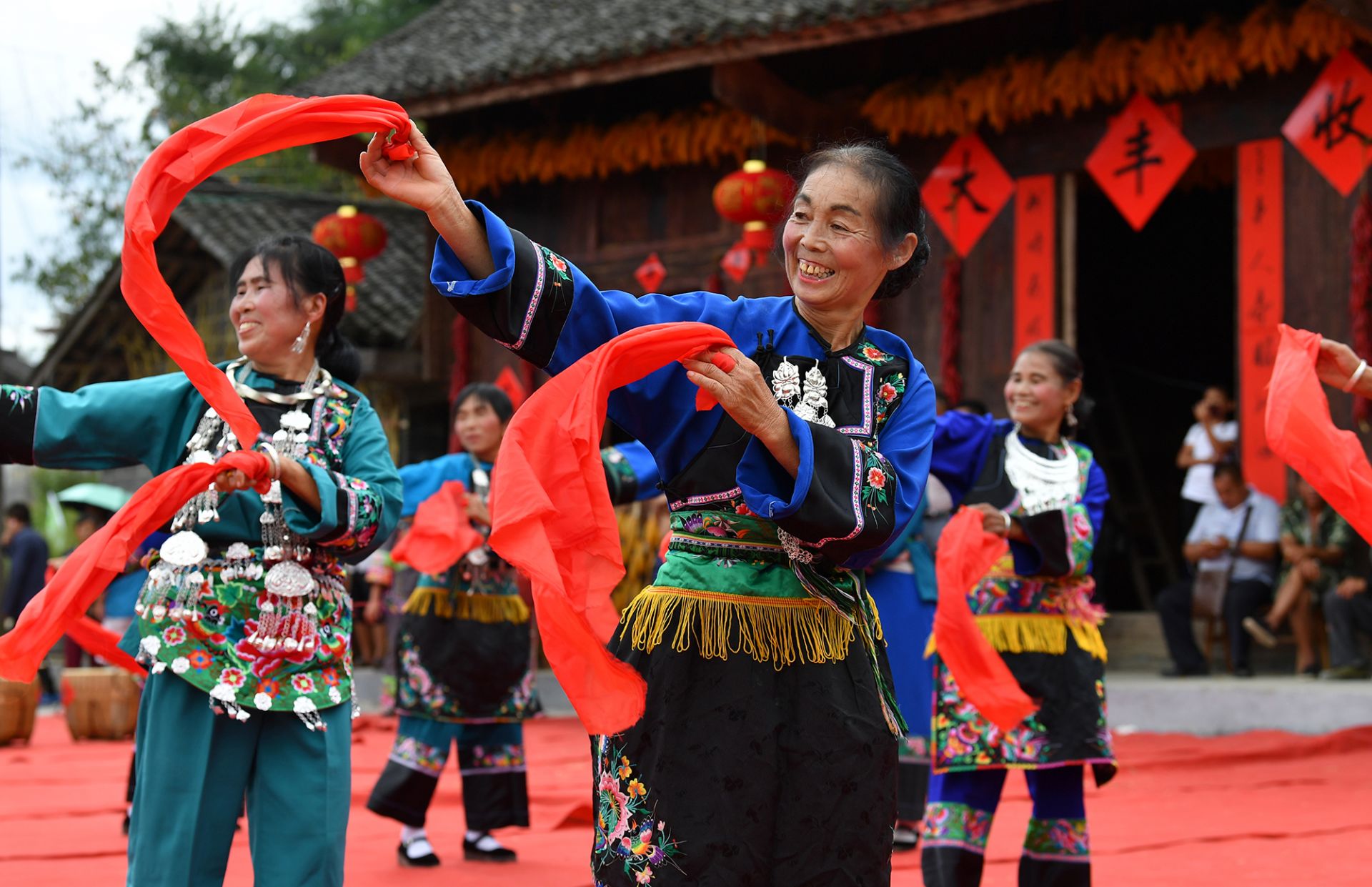 湘西苗胞欢庆丰收