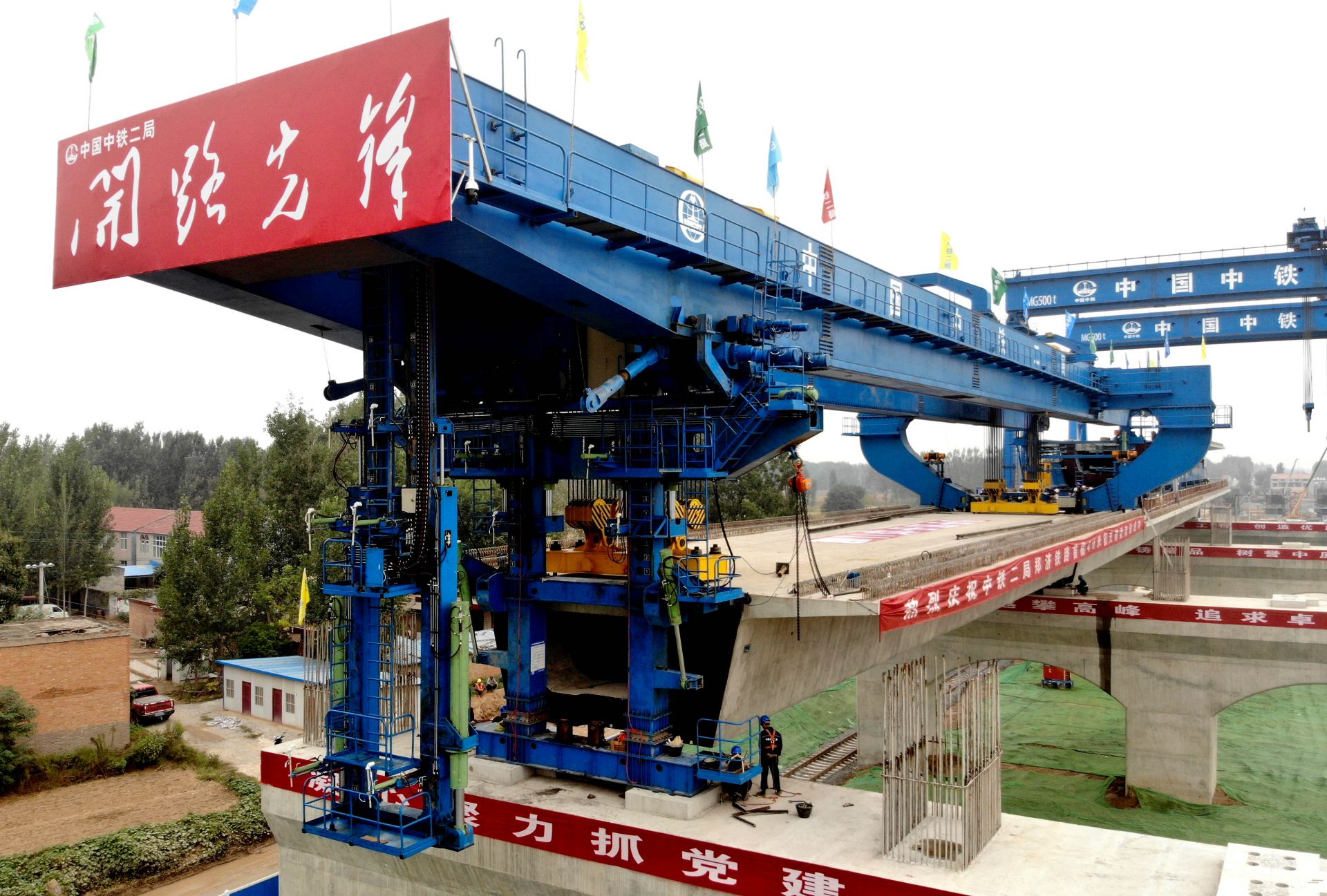 我国高速铁路40米简支箱梁首架成功