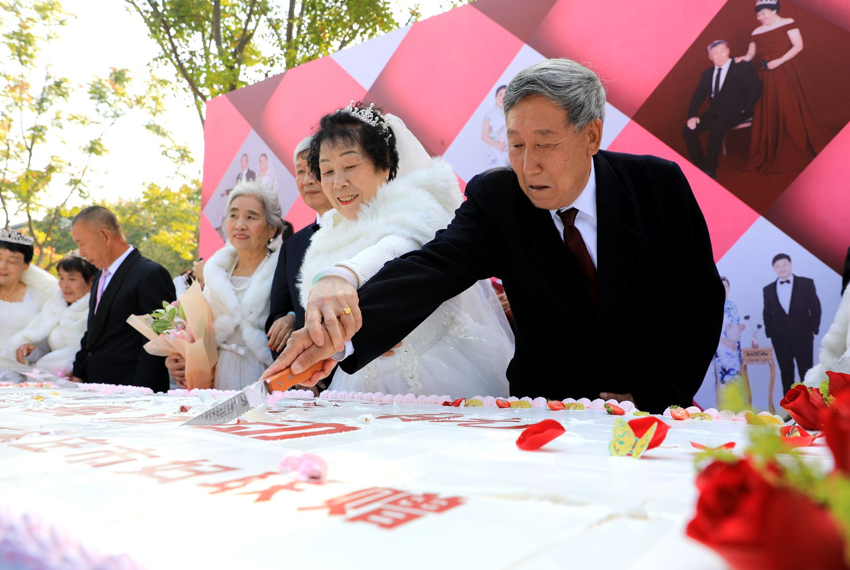 河北石家庄:金秋品金婚