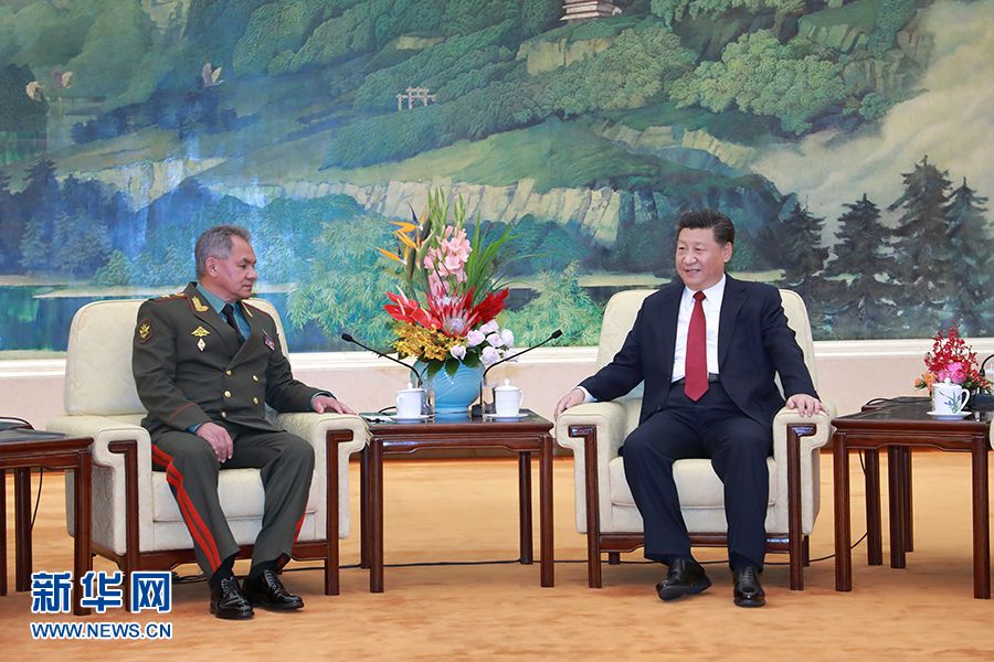   10月19日，国家主席习近平在北京人民大会堂会见来访的俄罗斯国防部长绍伊古。新华社记者 李刚 摄