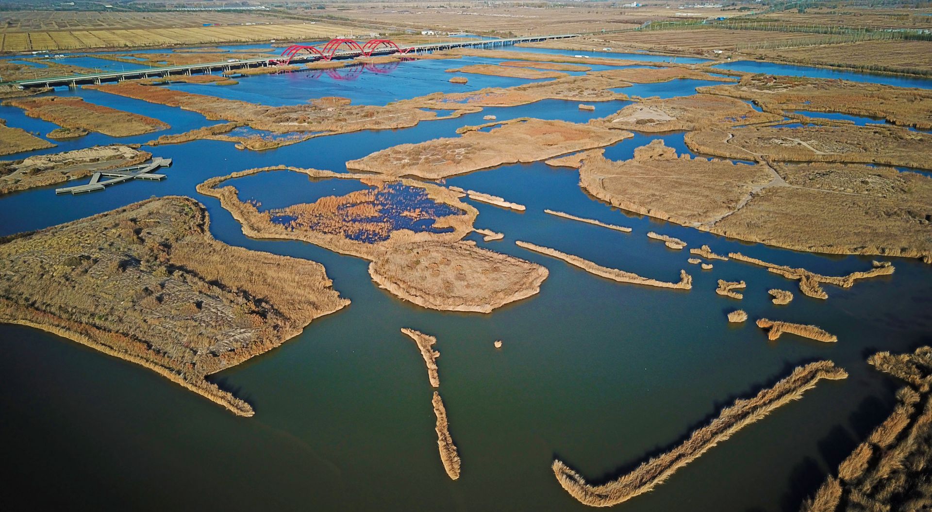 "塞上湖城"秋色浓