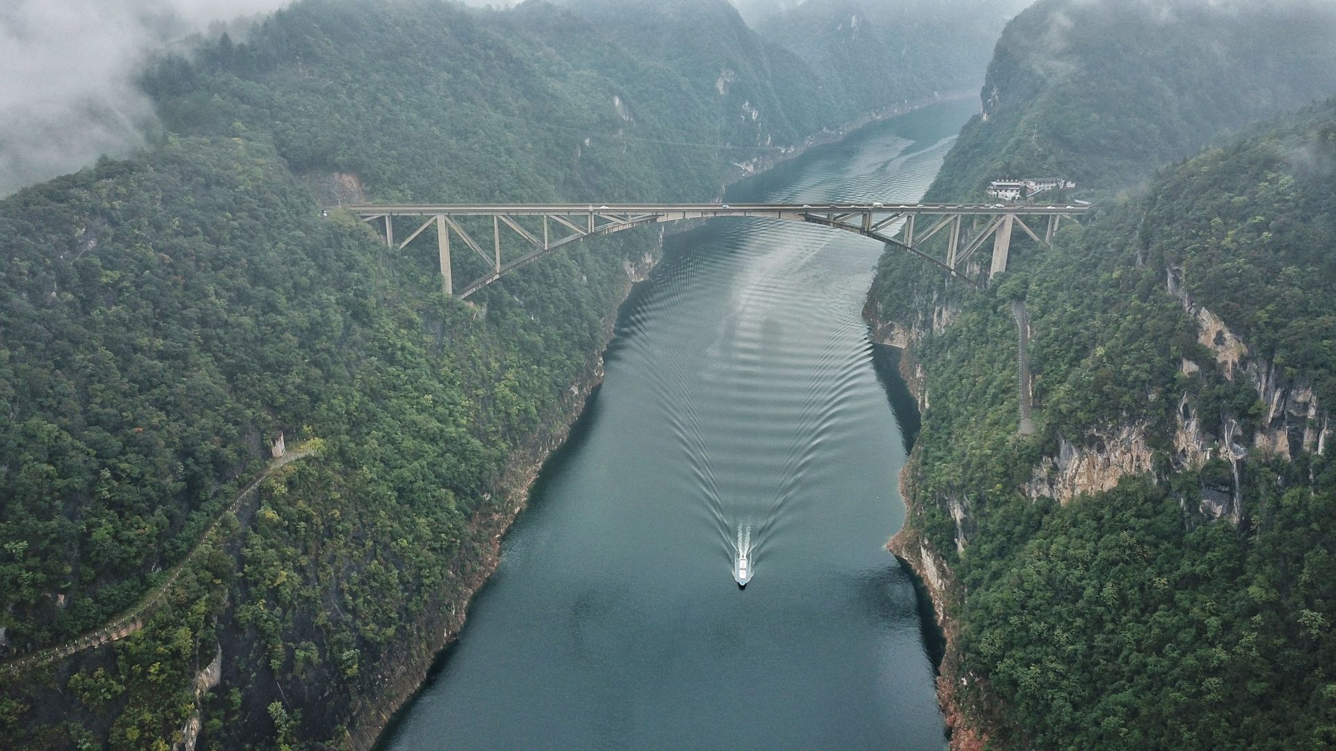 雾漫江界河大桥