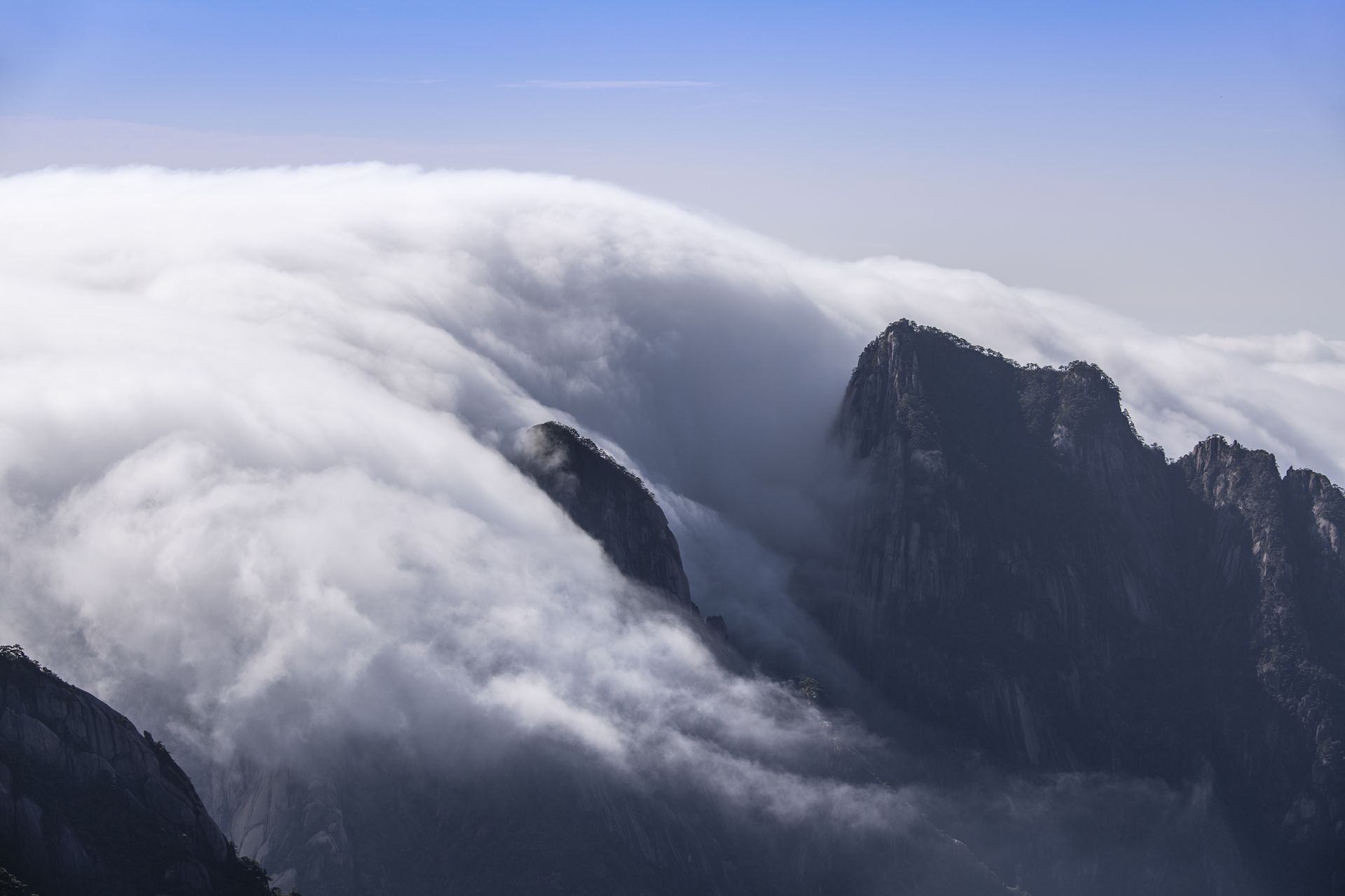 黄山现瀑布流云壮美景观