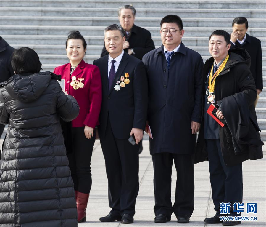 12月18日，庆祝改革开放40周年大会在北京隆重举行。这是部分参会人员在人民大会堂前合影。 新华社记者沈伯韩摄