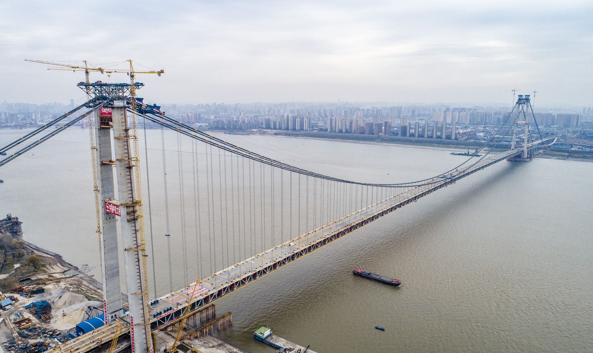 世界最大跨度双层公路悬索桥合龙