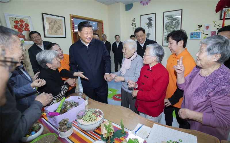 11月6日至7日，习近平考察上海，在虹口区市民驿站嘉兴路街道第一分站托老所同老年居民亲切交谈。