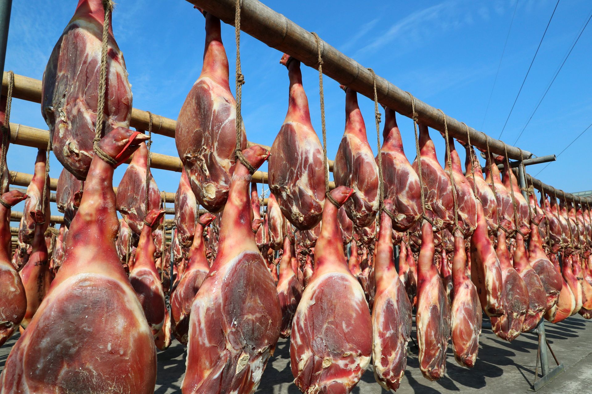 浙江金华火腿日光浴晒出好品质