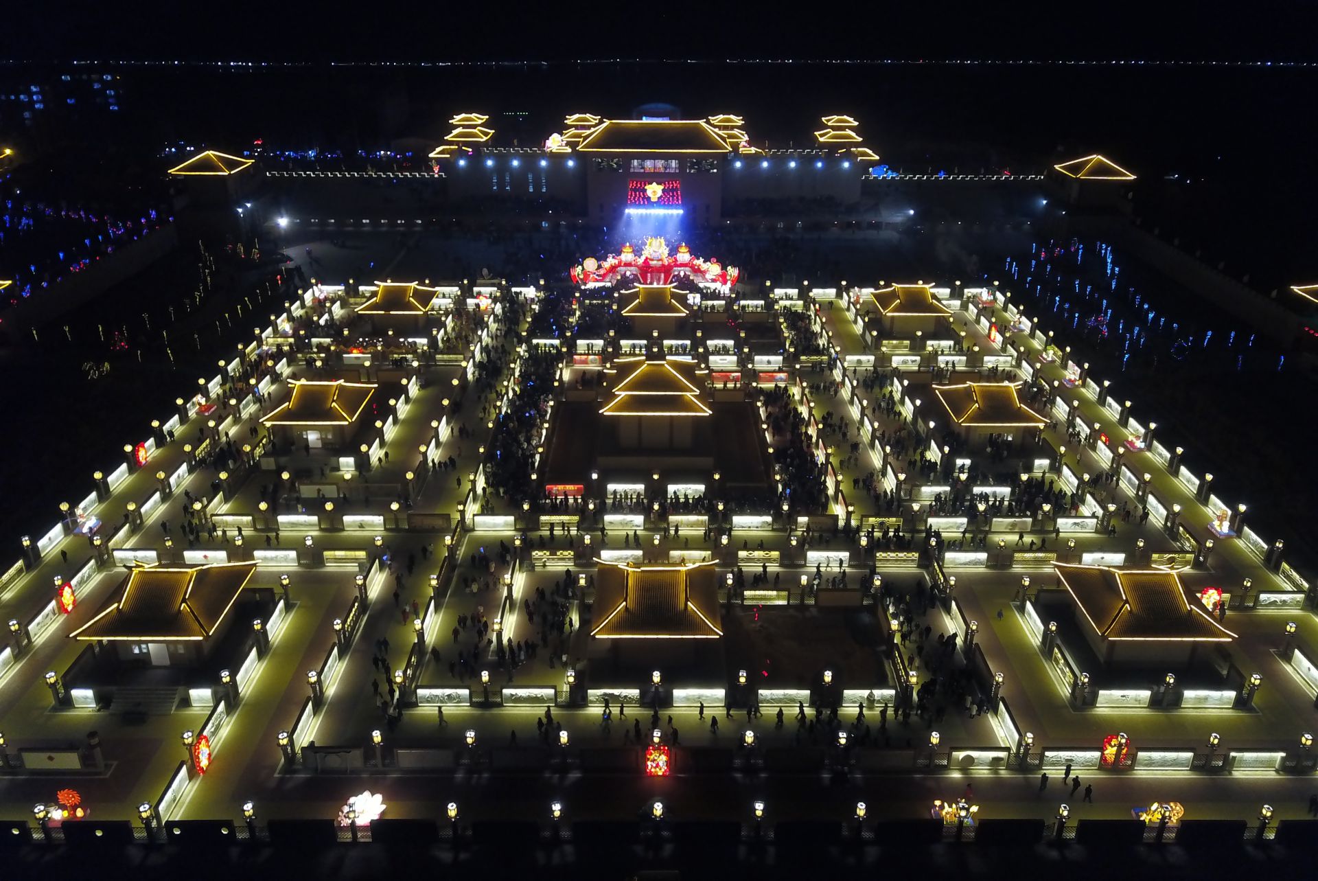 甘肃张掖:九曲黄河灯阵亮灯迎客