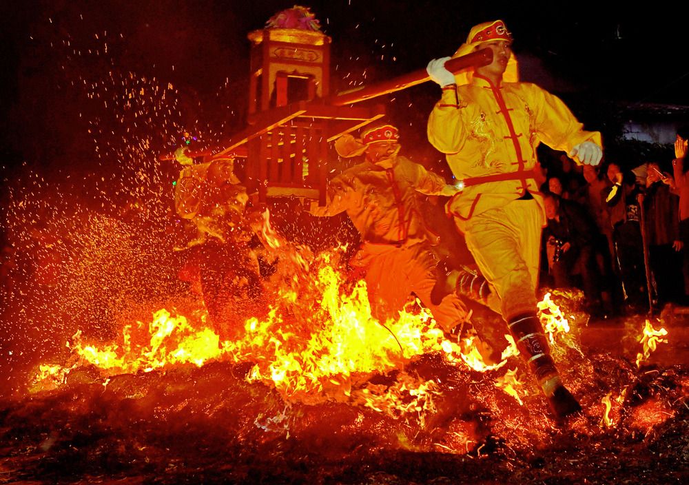 "摆棕轿跳火"迎春祈福