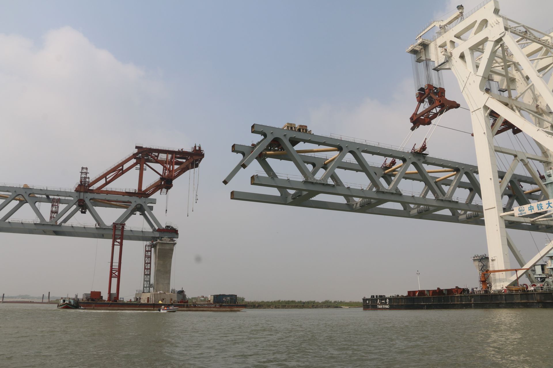 孟加拉国帕德玛大桥项目第七跨钢梁架设完成