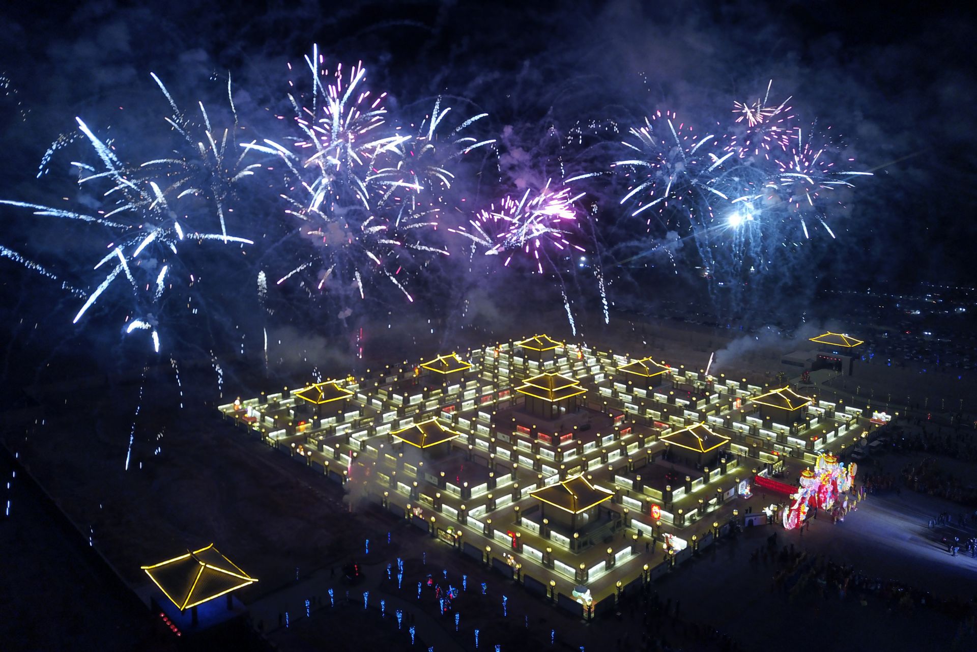 甘肃张掖九曲黄河灯阵亮灯迎客