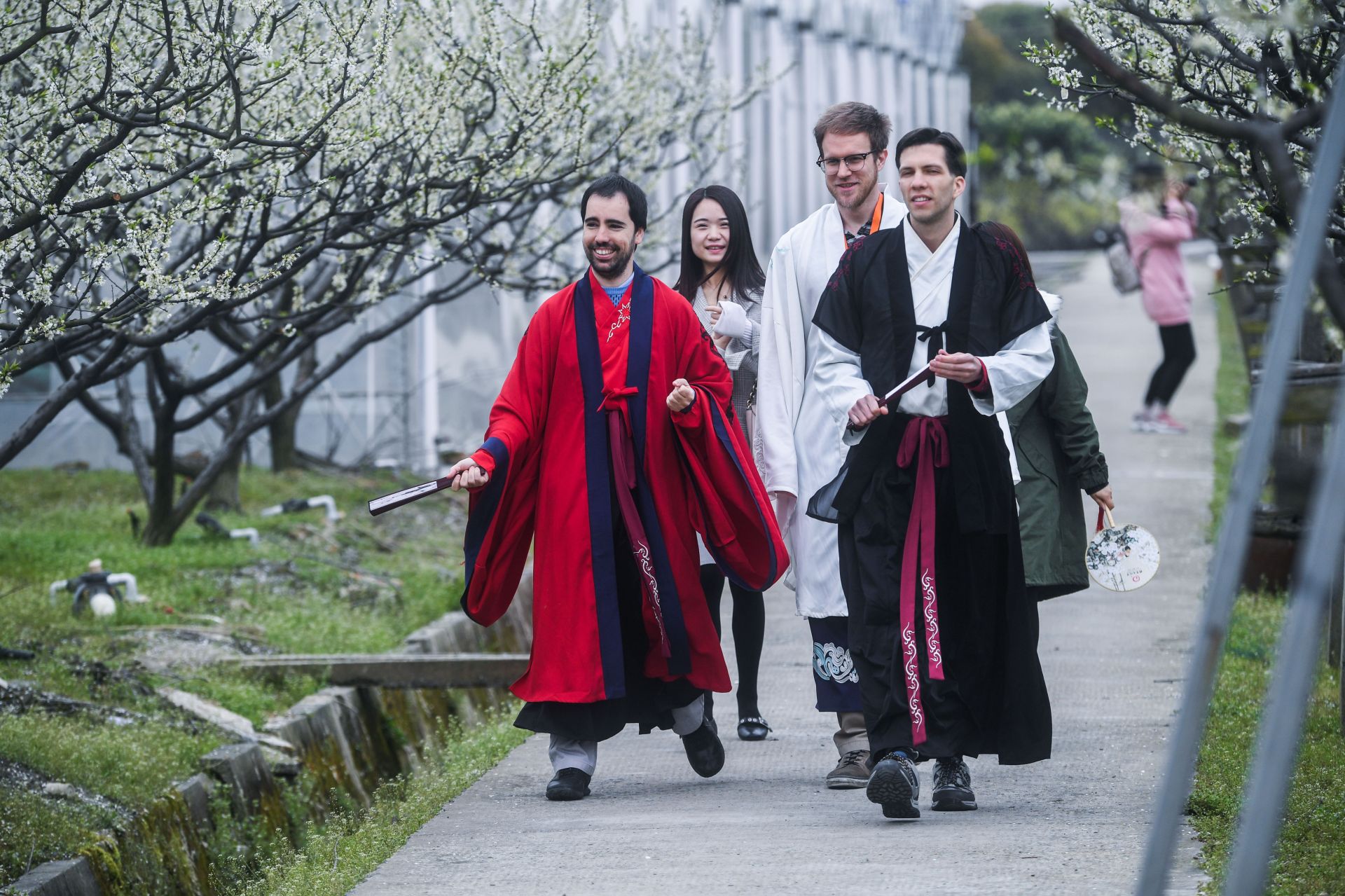 外国友人穿汉服赏春色