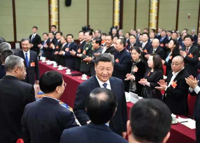 3月4日，习近平看望参加全国政协十三届二次会议的文化艺术界、社会科学界委员并参加联组会