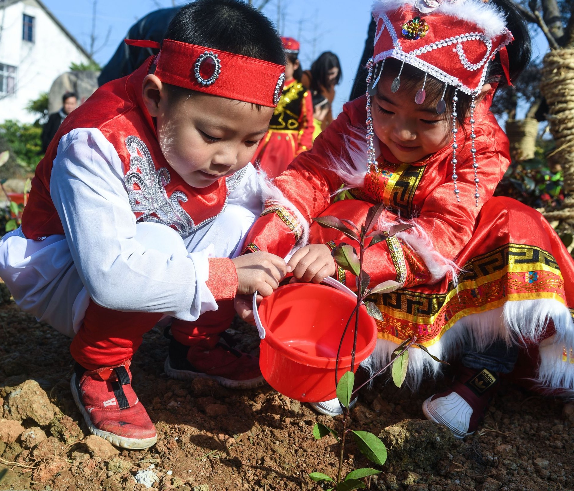 多民族儿童共迎植树节