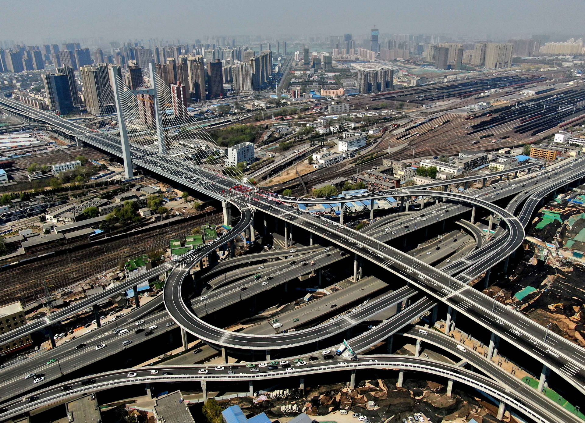 郑州跨铁路线农业路大桥建成通车