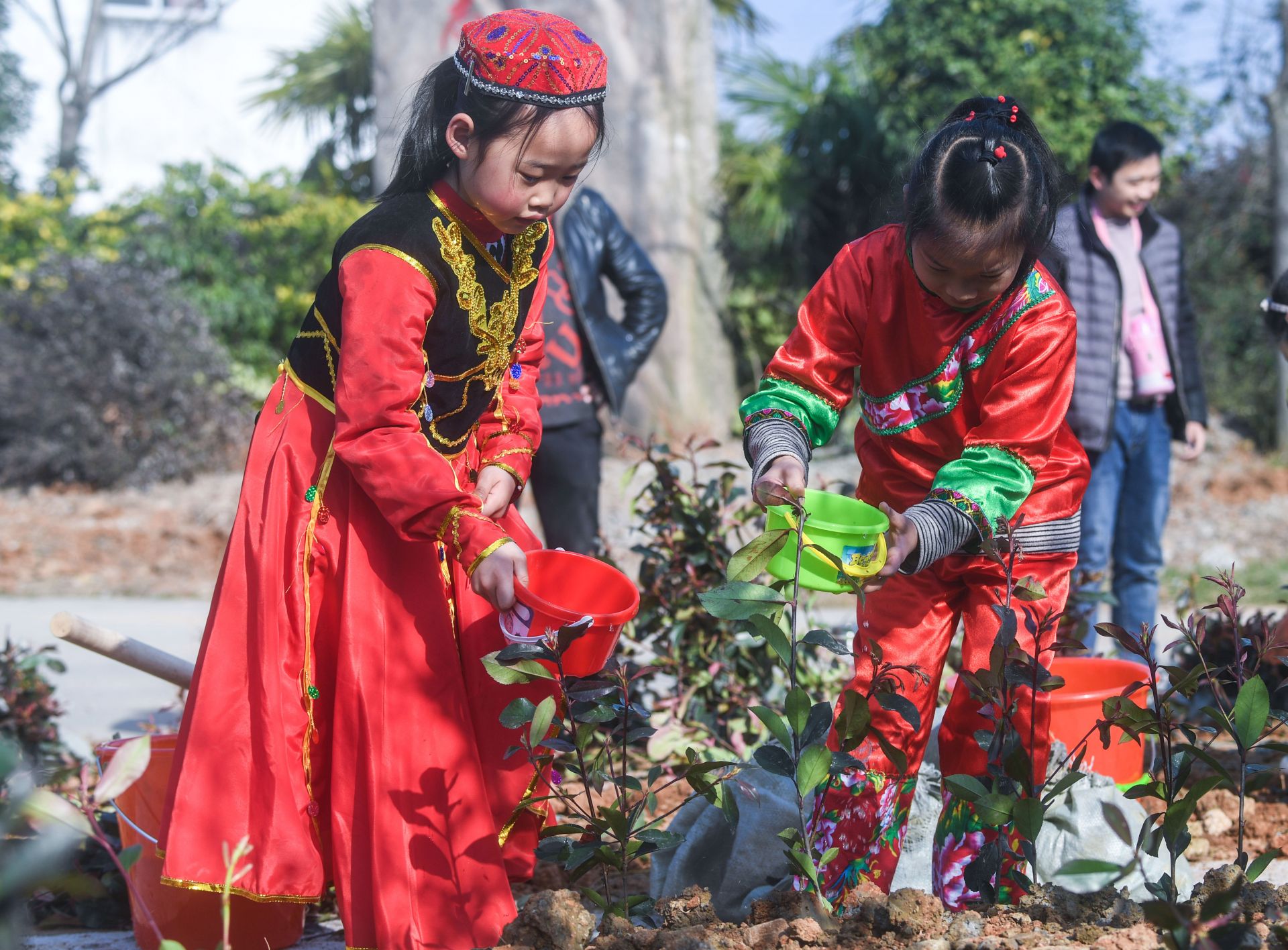 多民族兒童共迎植樹節