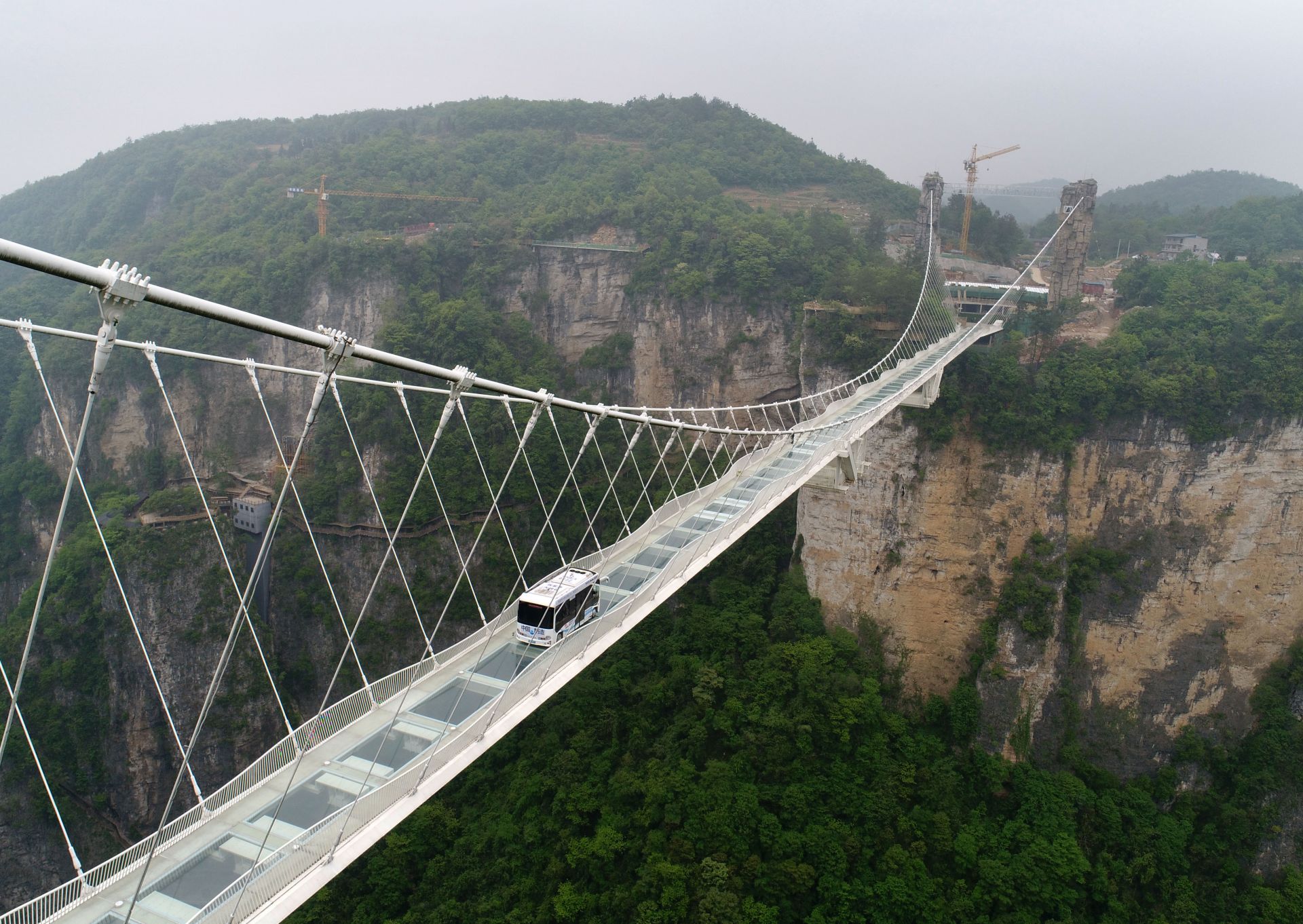 湖南张家界:5.5吨无人驾驶巴士挑战高山峡谷玻璃桥