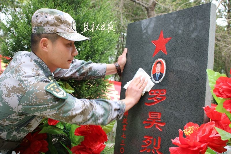罗昊生前所在部队赴盐城烈士陵园祭奠缅怀烈士