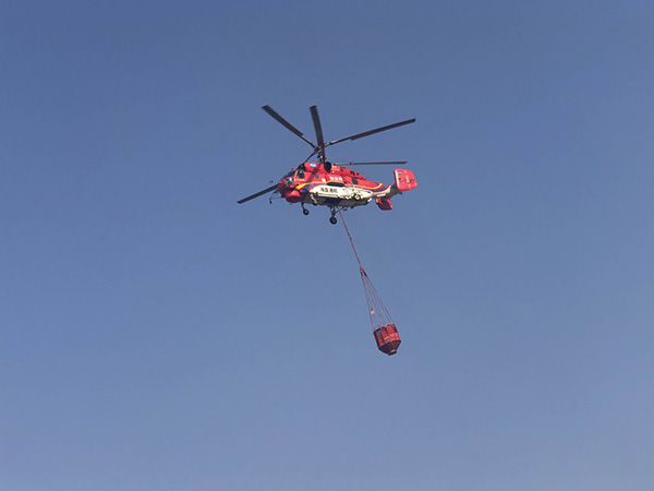 4月1日，灭火直升机从西昌机场起飞。新华社 图