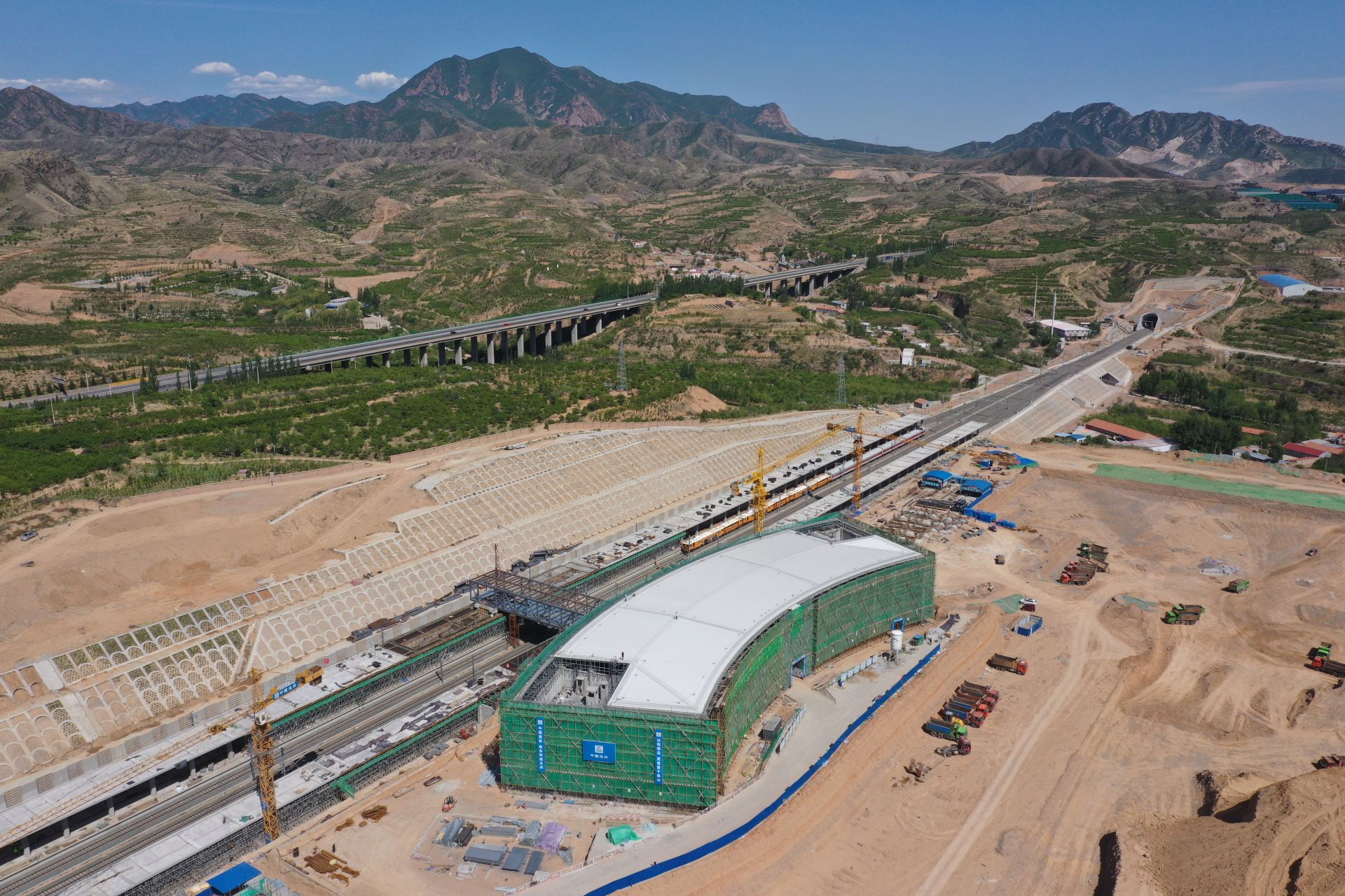 京张高铁下花园北站主体完工