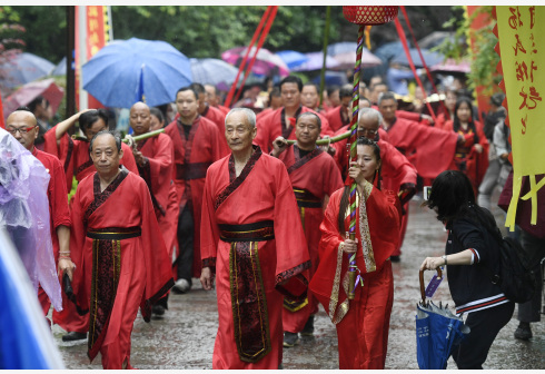 迎夏立夏习俗江苏南通一带时兴立夏日给孩子胸前挂蛋.