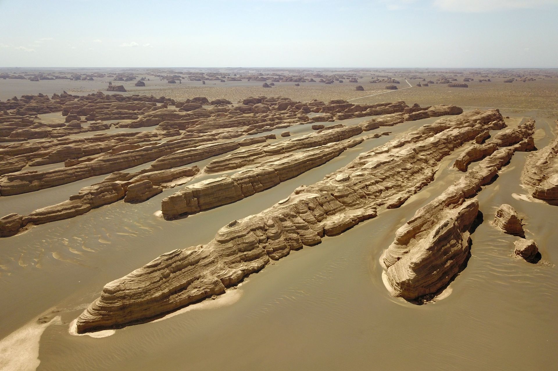 雨后敦煌雅丹壮美如画