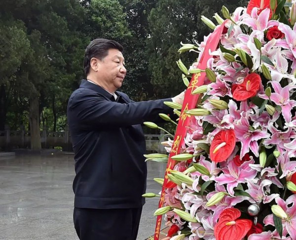 △2016年4月24日，习近平来到安徽金寨县红军广场，向烈士纪念塔敬献花篮