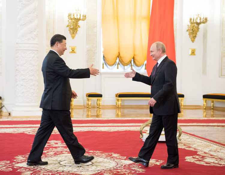 6月5日，国家主席习近平在莫斯科克里姆林宫同俄罗斯总统普京会谈。这是两国元首在会谈前握手。新华社记者李学仁摄