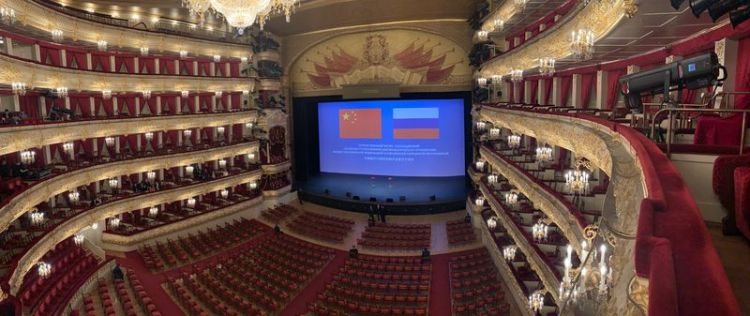 中俄建交70周年纪念大会开始前的莫斯科大剧院。新华社记者郑晓奕摄