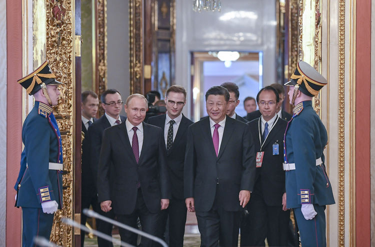 6月5日，国家主席习近平在莫斯科克里姆林宫同俄罗斯总统普京会谈。这是两国元首步入会场。新华社记者谢环驰摄