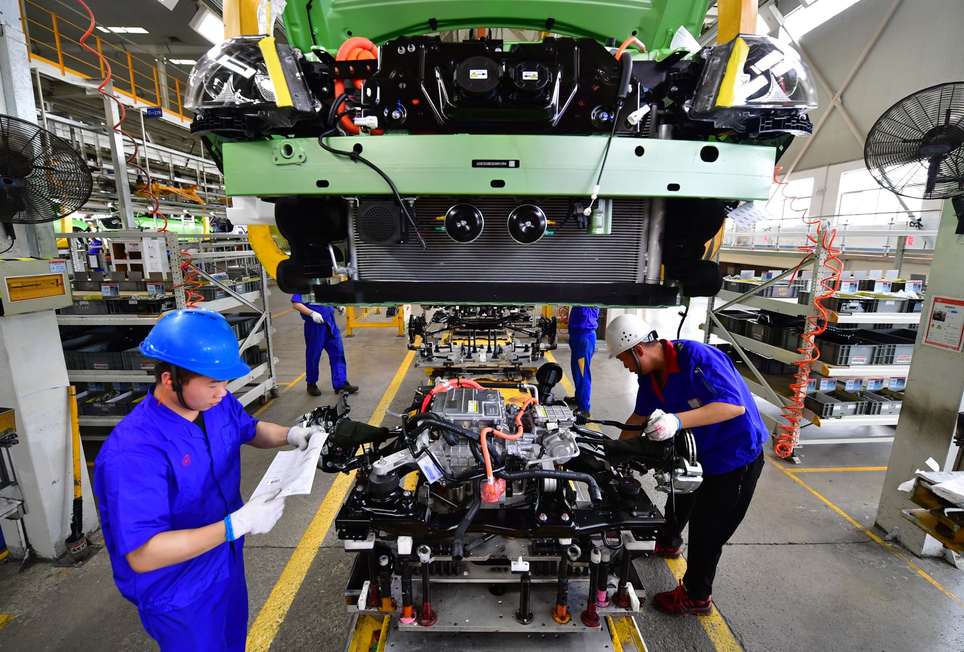 中国新能源汽车产销稳步增长