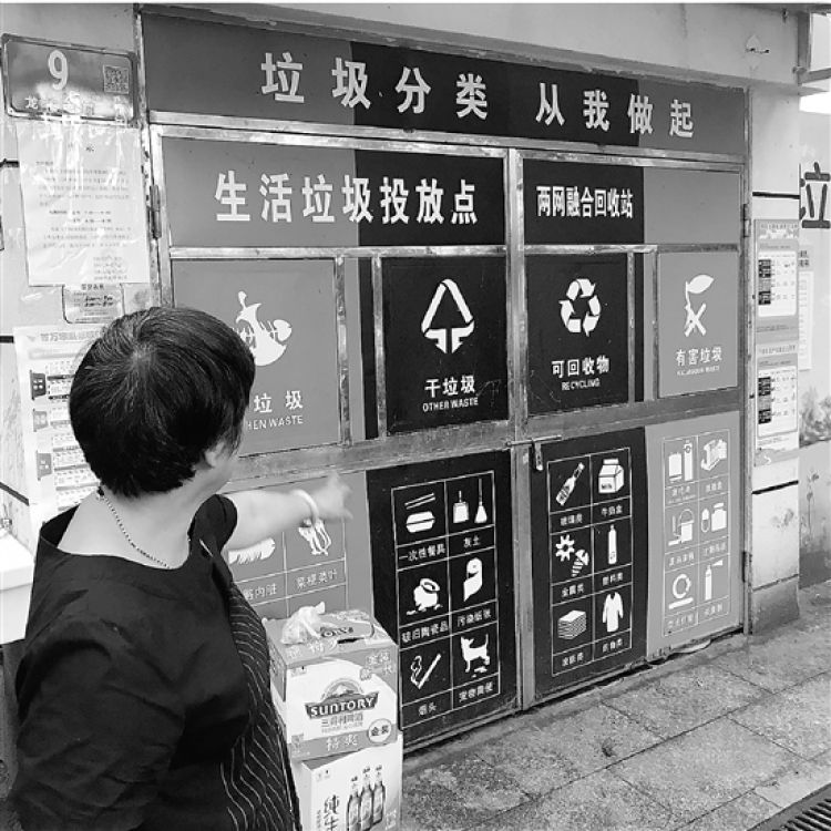 ↑上海居民已经过一个月的突击学习，但垃圾分类还是有些累。
